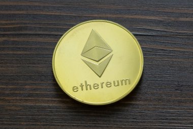 Bitcoins, Ethereum, Litecoin, dalgalanma ve bir masada kripto diğer para yığını.