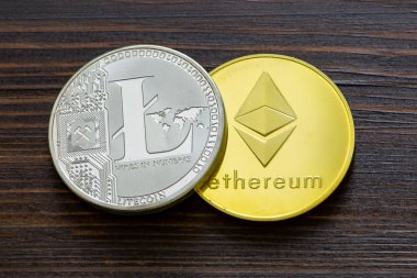 Bitcoins, Ethereum, Litecoin, dalgalanma ve bir masada kripto diğer para yığını.