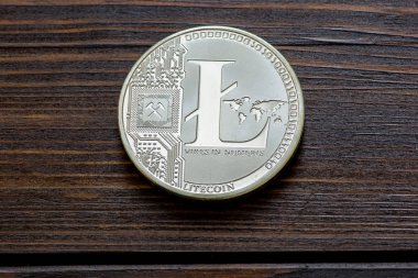 Bitcoins, Ethereum, Litecoin, dalgalanma ve bir masada kripto diğer para yığını.