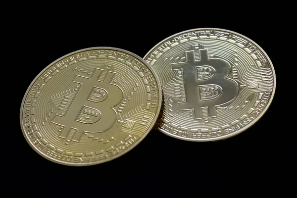 Bitcoins, Ethereum, Litecoin, dalgalanma ve bir masada kripto diğer para yığını.