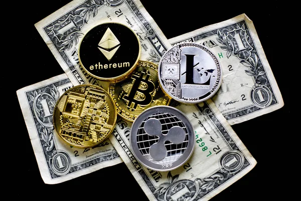 Empilement Bitcoins Ethereum Litecoin Ondulation Autres Crypto Monnaies Sur Dessus Image En Vente