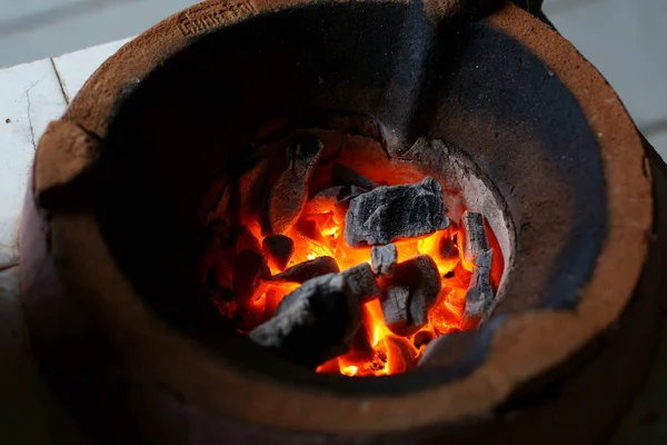 红炭在陶窑里 — 图库照片