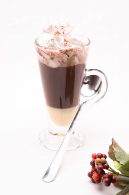 sıcak Espresso Con Panna coffy kahve beans.in studio ile beyaz bir arka plan üzerine açık bir cam.