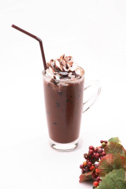 Kahve çekirdekleri ile beyaz bir arka plan üzerine açık bir bardak serin kakao.
