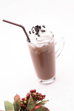 Kahve çekirdekleri ile beyaz bir arka plan üzerine açık bir bardak serin kakao.