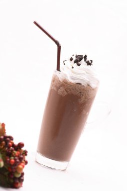 Kahve çekirdekleri ile beyaz bir arka plan üzerine açık bir bardak serin kakao.