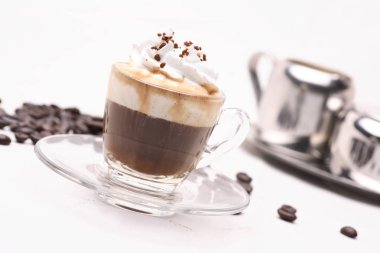 sıcak Espresso Con Panna coffy kahve beans.in studio ile beyaz bir arka plan üzerine açık bir cam.