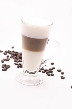 Kahve çekirdekleri ile beyaz bir arka plan üzerine açık bir bardak sıcak Cappuccino coffy.