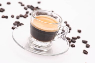 Sıcak siyah kahve kahve çekirdekleri ile beyaz bir arka plan üzerine açık bir cam.