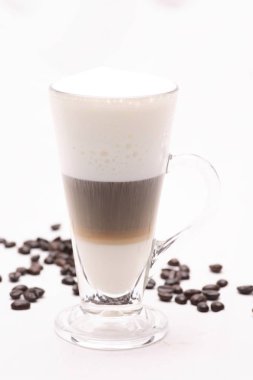Kahve çekirdekleri ile beyaz bir arka plan üzerine açık bir bardak sıcak Cappuccino coffy.