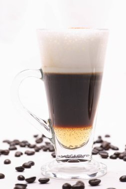 Kahve çekirdekleri ile beyaz bir arka plan üzerine açık bir bardak sıcak Cappuccino coffy.