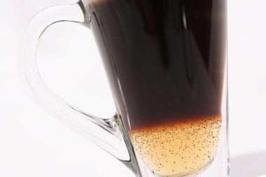 Sıcak Affogato coffy beyaz bir arka plan üzerine açık bir cam