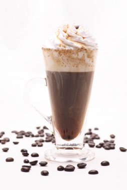 sıcak Espresso Con Panna coffy kahve beans.in studio ile beyaz bir arka plan üzerine açık bir cam.