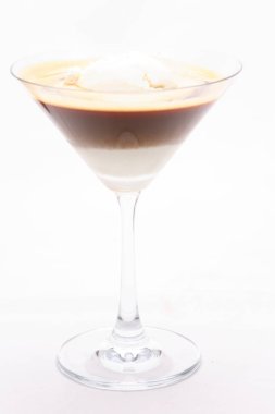 Sıcak Affogato coffy beyaz bir arka plan üzerine açık bir cam.