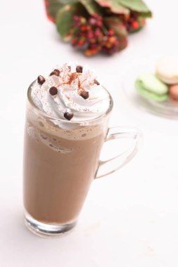 buz Espresso Con Panna kahve beans.in studio ile beyaz bir arka plan üzerine açık bir cam.