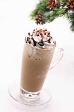 buz Espresso Con Panna kahve beans.in studio ile beyaz bir arka plan üzerine açık bir cam.