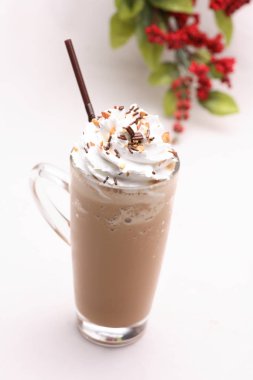 buz Espresso Con Panna kahve beans.in studio ile beyaz bir arka plan üzerine açık bir cam.