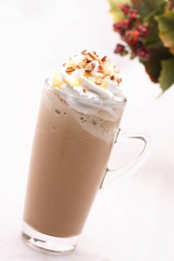 buz Espresso Con Panna kahve beans.in studio ile beyaz bir arka plan üzerine açık bir cam.