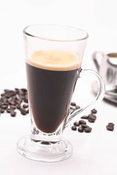 Cafea Neagră Fierbinte Într Pahar Limpede Fundal Alb Boabe Cafea — Fotografie, imagine de stoc