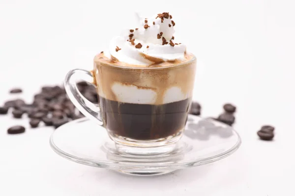 Горячий Кофе Espresso Con Panna Прозрачном Стакане Белом Фоне Кофе — стоковое фото