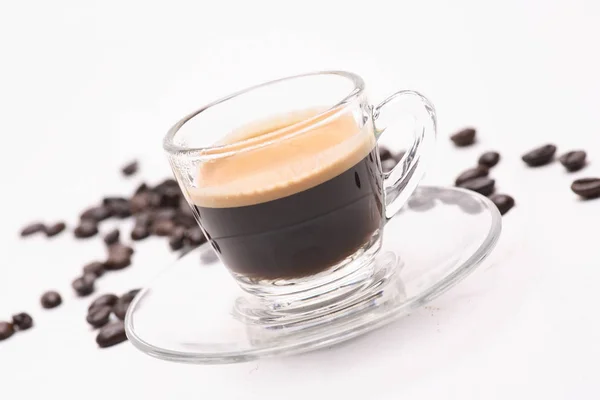 Cafea Neagră Fierbinte Într Pahar Limpede Fundal Alb Boabe Cafea — Fotografie, imagine de stoc