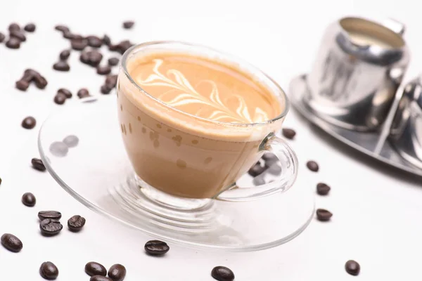 Gorący Coffy Cappuccino Przezroczystego Szkła Białym Tle Ziaren Kawy — Zdjęcie stockowe