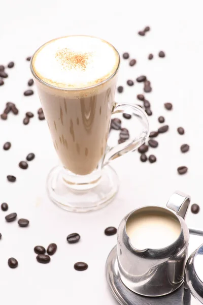 Cappuccino Fierbinte Cafea Într Pahar Clar Fundal Alb Boabe Cafea — Fotografie, imagine de stoc