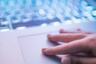 Bebek eller üzerinde anahtar bilgisayar ve mavi ışık monitör ekranından.