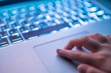 Bebek eller üzerinde anahtar bilgisayar ve mavi ışık monitör ekranından.