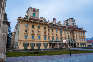 Gökyüzünün gri bulutlarla kaplı olduğu gün Sora Kilisesi'ne kar yağar..