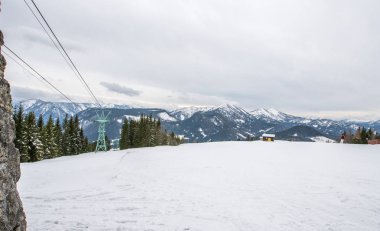 Karla kaplı dağlar Avusturya kayak için