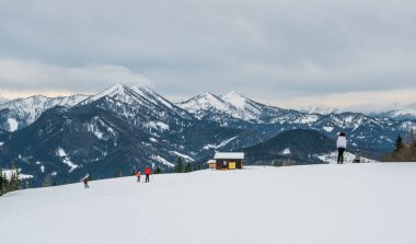Karla kaplı dağlar Avusturya kayak için