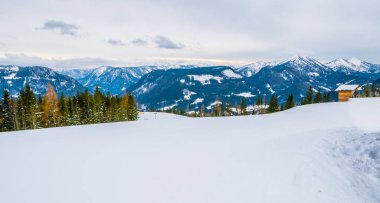 Karla kaplı dağlar Avusturya kayak için