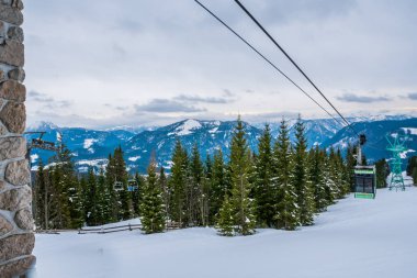 Karla kaplı dağlar Avusturya kayak için