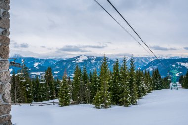 Karla kaplı dağlar Avusturya kayak için