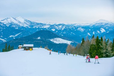Karla kaplı dağlar Avusturya kayak için