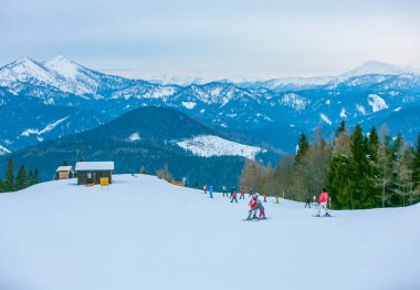 Karla kaplı dağlar Avusturya kayak için