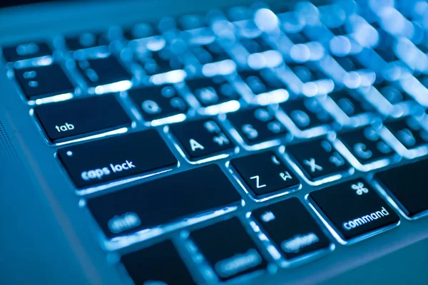 Bilgisayar klavye Tay + İngilizce ve ekran ışığı mavi.