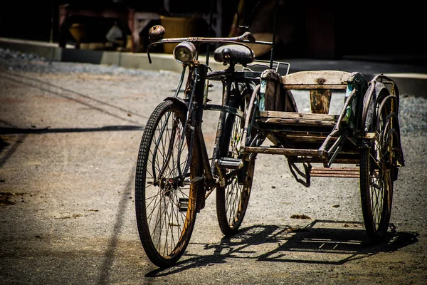 Oude Fiets Geparkeerd Naast Het Oude Gebouw — Stockfoto