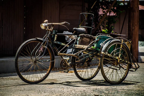 Bicicleta Velha Estacionada Lado Edifício Antigo — Fotografia de Stock