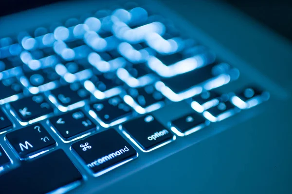 Teclado Ordenador Tailandés Inglés Luz Azul Pantalla —  Fotos de Stock