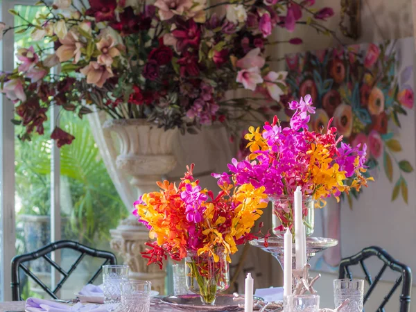 Krásná Váza Orchidej Jídelním Stole Poblíž Okna Jasného Dne — Stock fotografie
