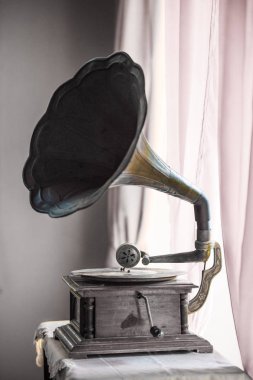 Antik turntable yerleştirilen bir geleneksel Tay evde pembe bir perde ile bir pencere tabloda.