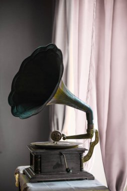 Antik turntable yerleştirilen bir geleneksel Tay evde pembe bir perde ile bir pencere tabloda.