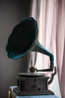 Antik turntable yerleştirilen bir geleneksel Tay evde pembe bir perde ile bir pencere tabloda.