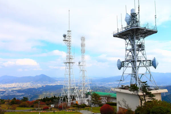 Kule beyaz bulutlar ile yüksek bir dağın üzerinde yer almaktadır.
