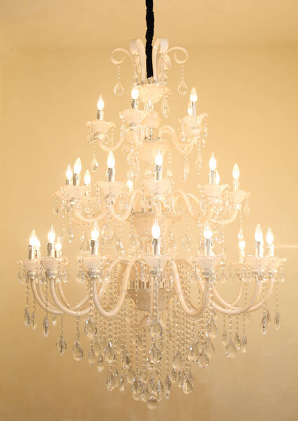 Большие люстры висят на потолке в холле
.