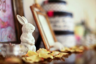 Alçı tavşan ve parfüm şişesi ile güzel makyaj.