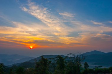 Thailand.Cloudy dağında yağmur yağmuru gün batımında.