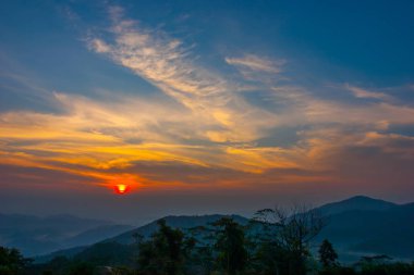 Thailand.Cloudy dağında yağmur yağmuru gün batımında.